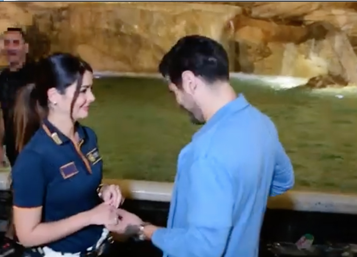 “Mi vuoi sposare?”, il sì della vigilessa in servizio a Fontana di Trevi VIDEO