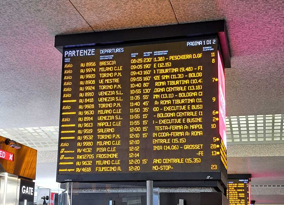 Treni, circolazione ko per guasto sulla Roma-Firenze: paralisi da Nord a Sud Treni, circolazione ko per guasto sulla Roma-Firenze: paralisi da Nord a Sud