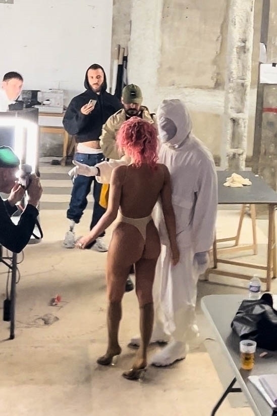 Bianca Censori, lady Kanye West travolge Parigi e Fashion Week 2024. Le foto