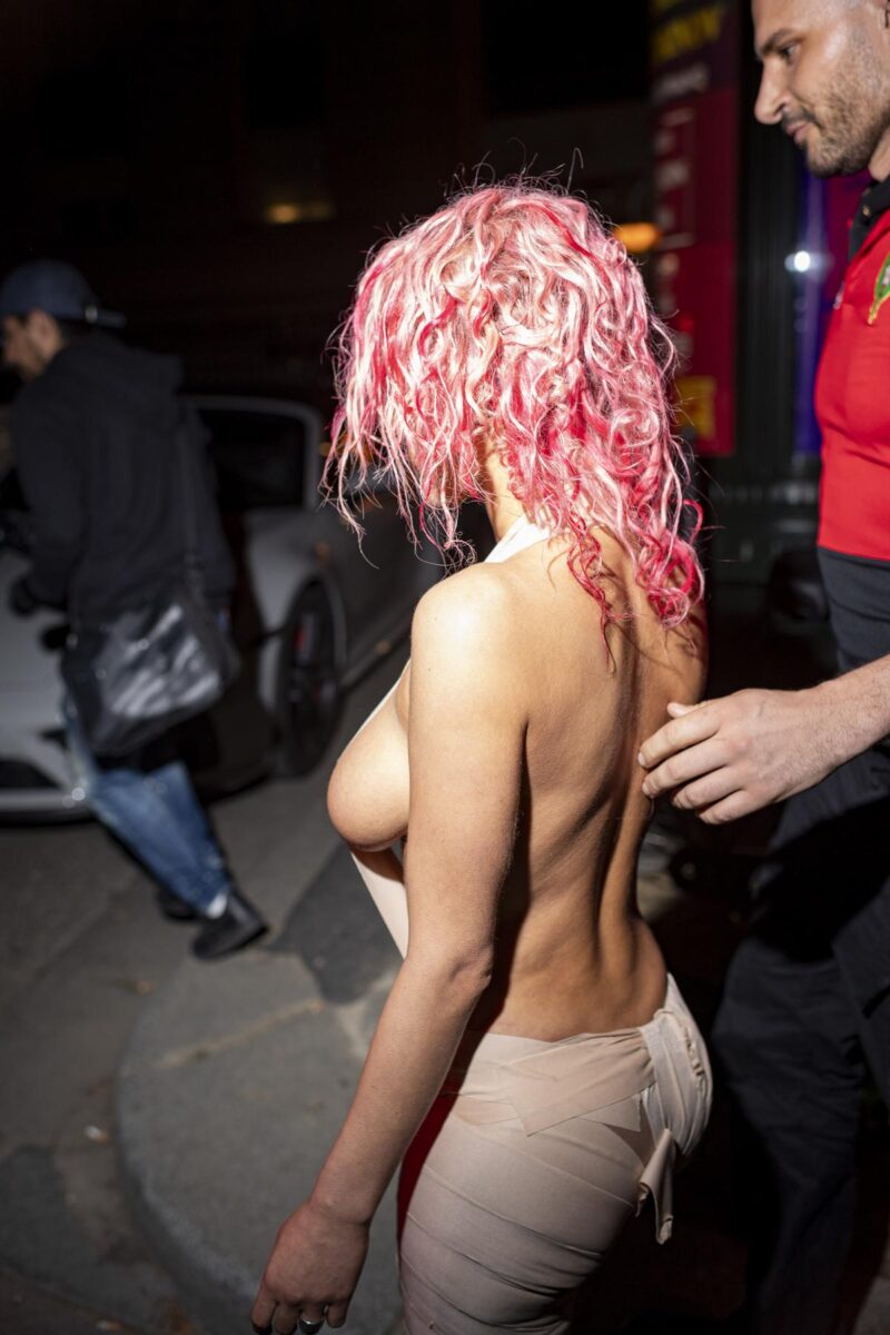 Bianca Censori, lady Kanye West travolge Parigi e Fashion Week 2024. Le foto