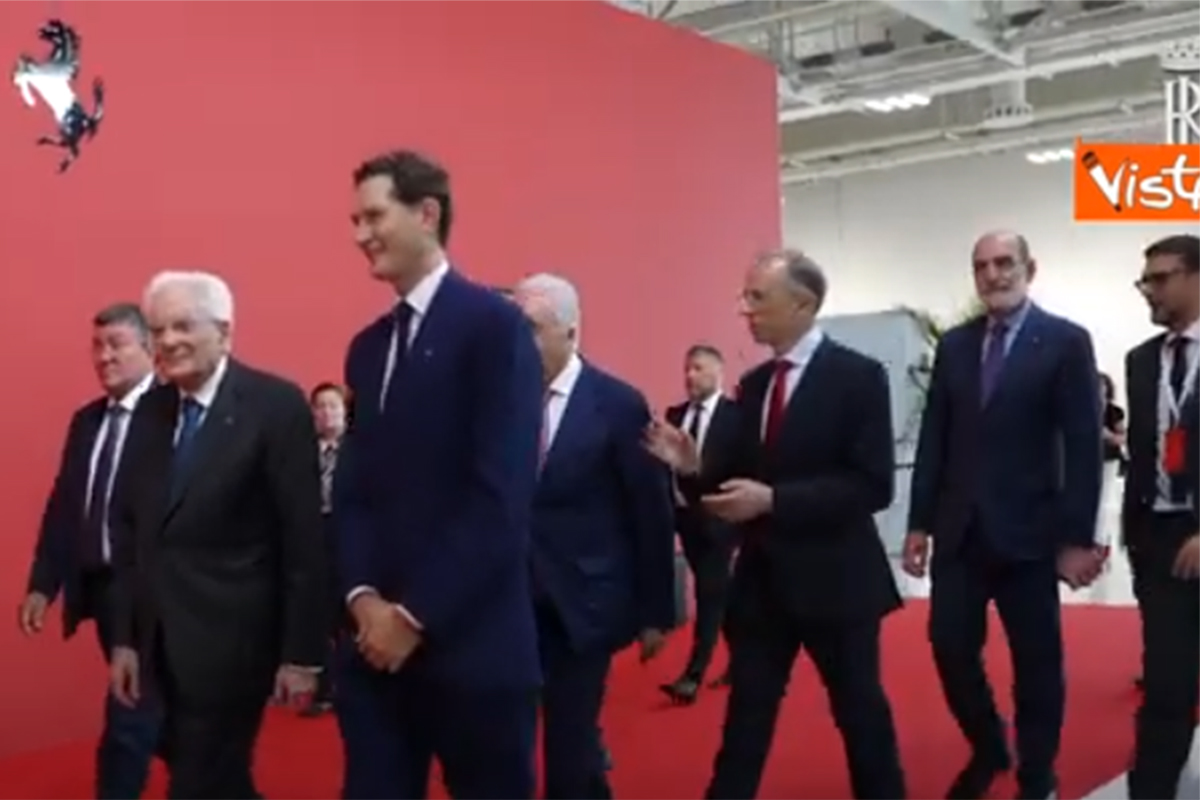 Mattarella a Maranello per nuovo e-building Ferrari, Elkann: “Qui immaginiamo il futuro” Mattarella a Maranello per nuovo e-building Ferrari, Elkann: “Qui immaginiamo il futuro”