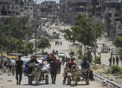 “Palestinesi uccisi in un raid a Gaza”. Mar Rosso, colpito un mercantile