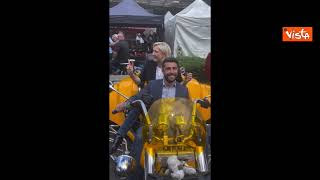 “Sulla strada della vittoria”, Le Pen in tour monta in sella alla moto