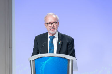 L’ex presidente della Bei Hoyer indagato per corruzione e appropriazione fondi