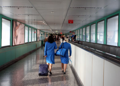 Hostess molestata, assolto l’ex sindacalista: “Troppi 20 secondi per dire no”