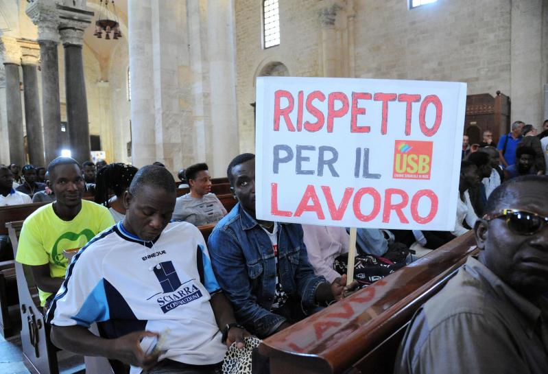 Boom di lavoratori stranieri in nero: la maggior parte nel settore agricolo Boom di lavoratori stranieri in nero: la maggior parte nel settore agricolo
