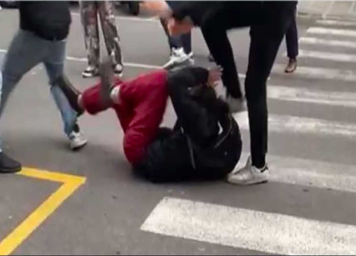 Rissa tra gang all’alba: 21enne accoltellato a piazza Re di Roma, è gravissimo Rissa tra gang all’alba: 21enne accoltellato a piazza Re di Roma, è gravissimo