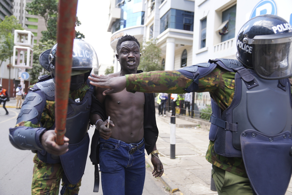 Kenya, assalto al Parlamento: 5 morti. Intossicata la sorella di Obama