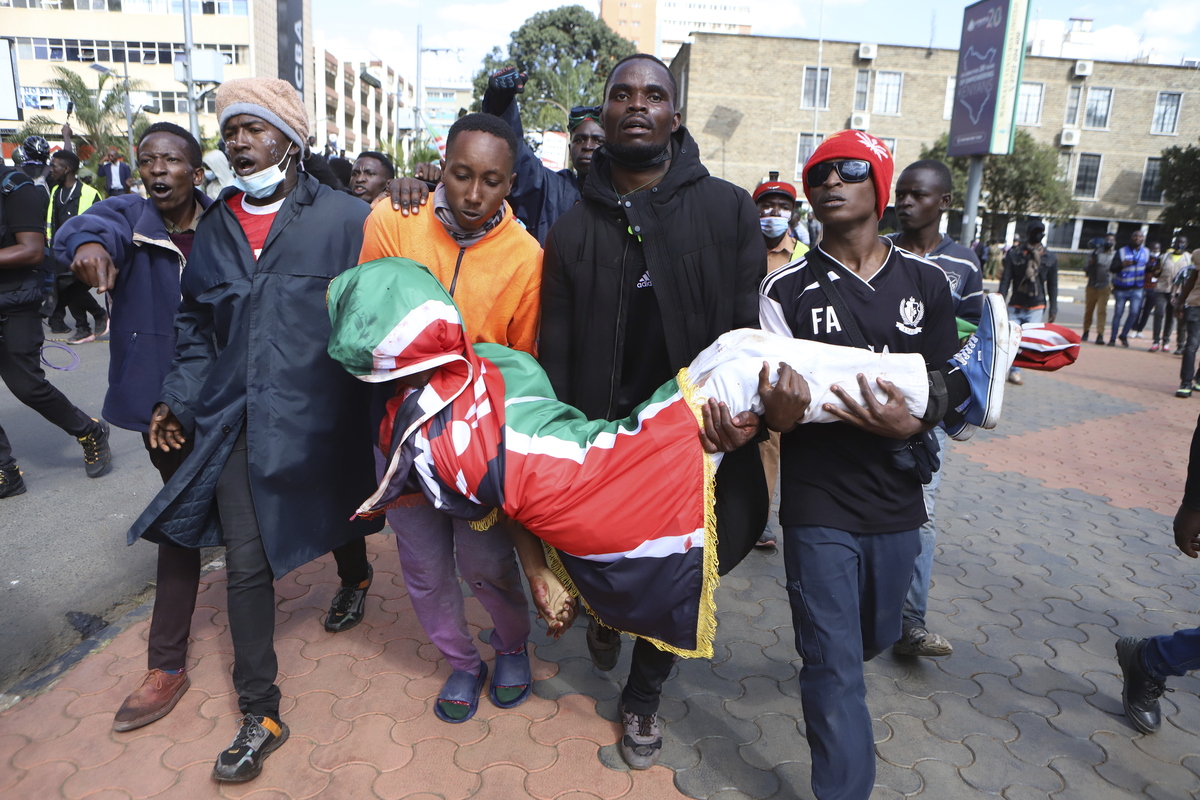 Kenya, assalto al Parlamento: 5 morti. Intossicata la sorella di Obama
