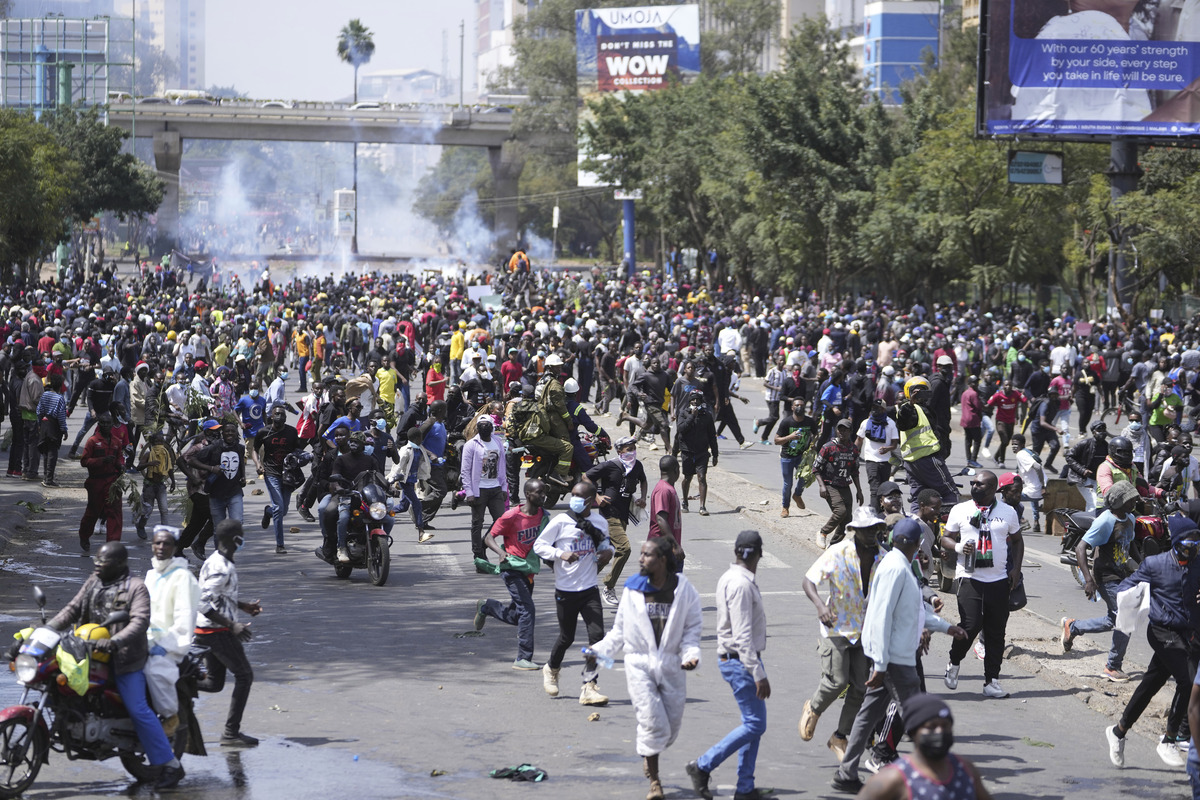 Kenya, assalto al Parlamento: 5 morti. Intossicata la sorella di Obama