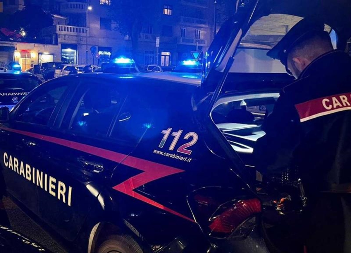 Giovane accoltellato in strada nel milanese Giovane accoltellato in strada nel milanese