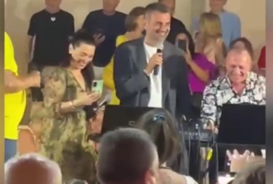 Antonio Decaro canta “Acqua e sale” a Bari vecchia: “Niente video a Bruxelles”