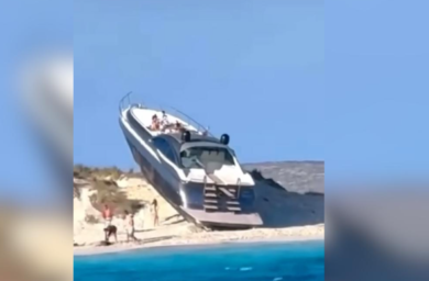Yacht di lusso arenato a Formentera: l’incredulità dei turisti in spiaggia