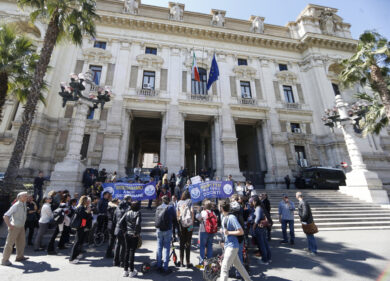 Valditara fatte ‘na canna: i Radicali piantano cannabis sotto al Ministero