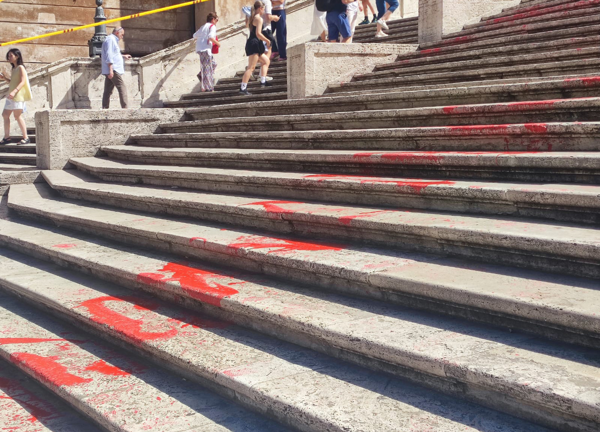 Bruciamo tutto, blitz femminista a Trinità de’ Monti: vernice sulla scalinata