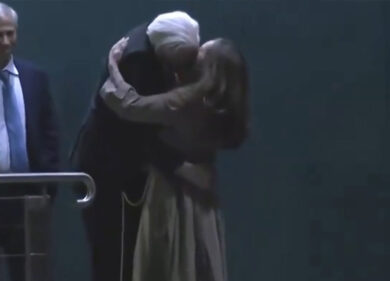 Assange è libero e atterra in Australia: bacio appassionato con la moglie