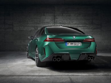 BMW svela la nuova M5: potenza ibrida e design rivoluzionario