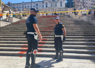Bruciamo tutto, blitz femminista a Trinità de’ Monti: vernice sulla scalinata