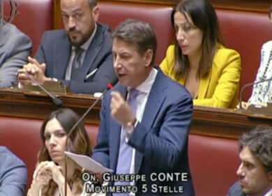 Conte fa il verso a Meloni: “Mutuo il suo linguaggio: ragazzi, svegliatevi”