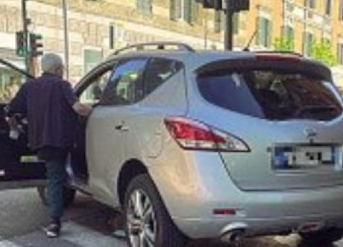 Codacons, beccato il presidente Rienzi: ha parcheggiato sulle strisce pedonali