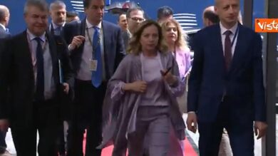 Meloni arriva al Consiglio Ue, per lei un total look sui toni del lilla