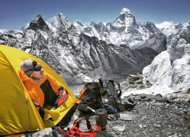 Everest: il ghiaccio arretra e riemergono i corpi di centinaia di alpinisti