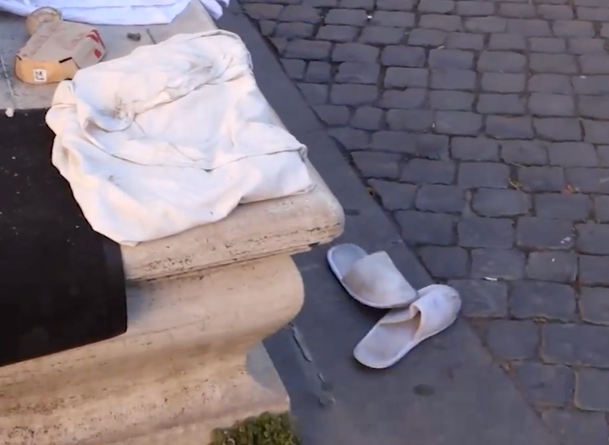 Piazza San Silvestro: nuovo dormitorio con letamaio, la vergogna di Roma