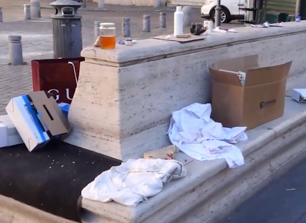 Piazza San Silvestro: nuovo dormitorio con letamaio, la vergogna di Roma