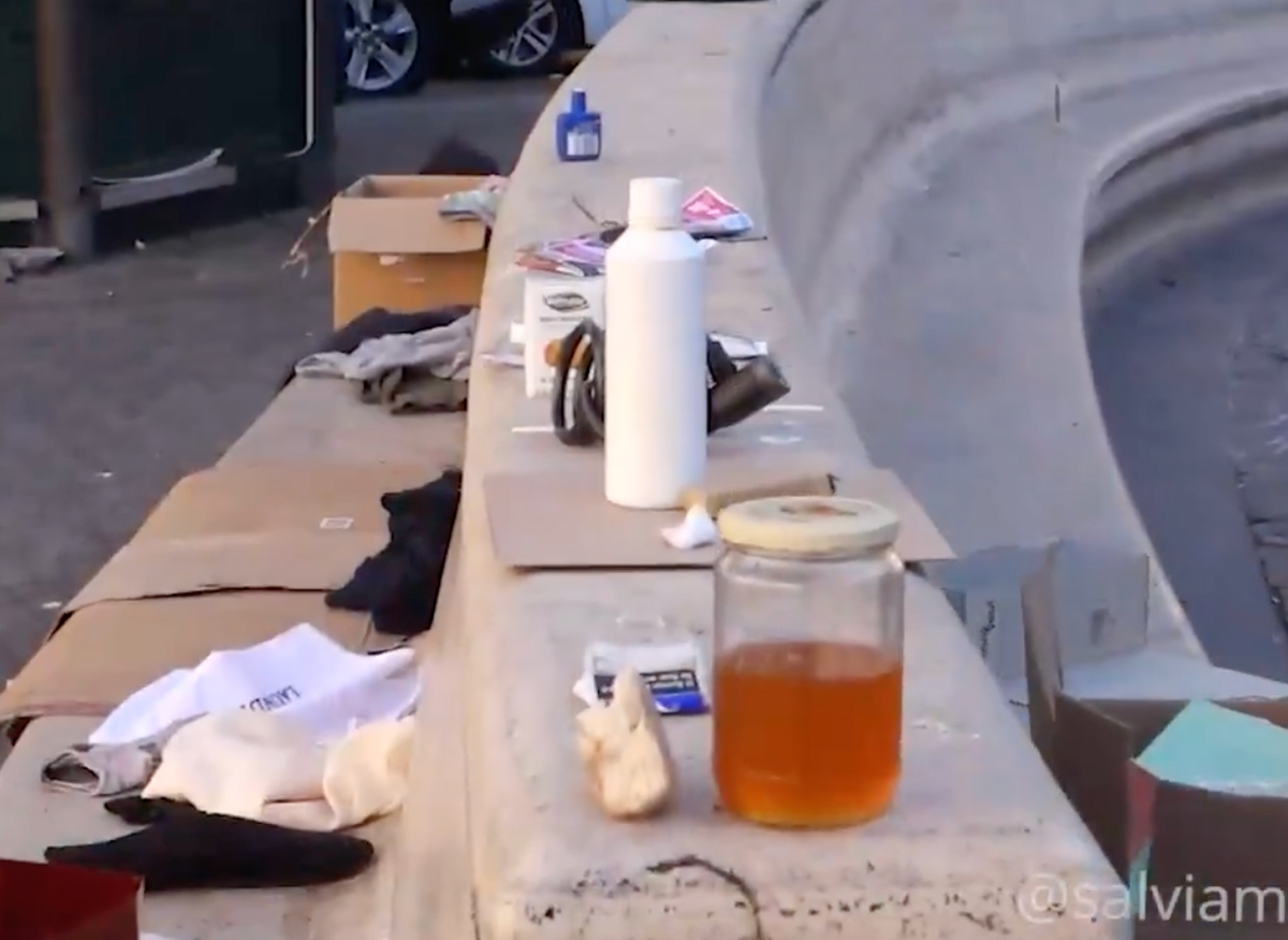 Piazza San Silvestro: nuovo dormitorio con letamaio, la vergogna di Roma