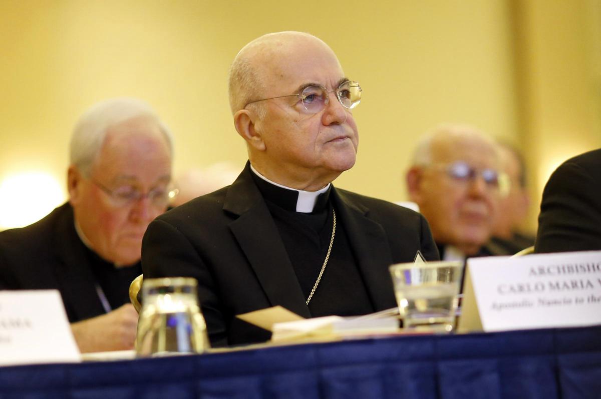 “Papa Francesco si dimetta, tiene ruolo illecitamente”. Nuova bomba di Viganò “Papa Francesco si dimetta, tiene ruolo illecitamente”. Nuova bomba di Viganò