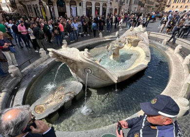 Ultima generazione, in 3 a processo per il blitz alla fontana della Barcaccia