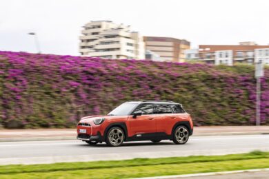MINI presenta la Aceman SE Favoured: il futuro della mobilità elettrica