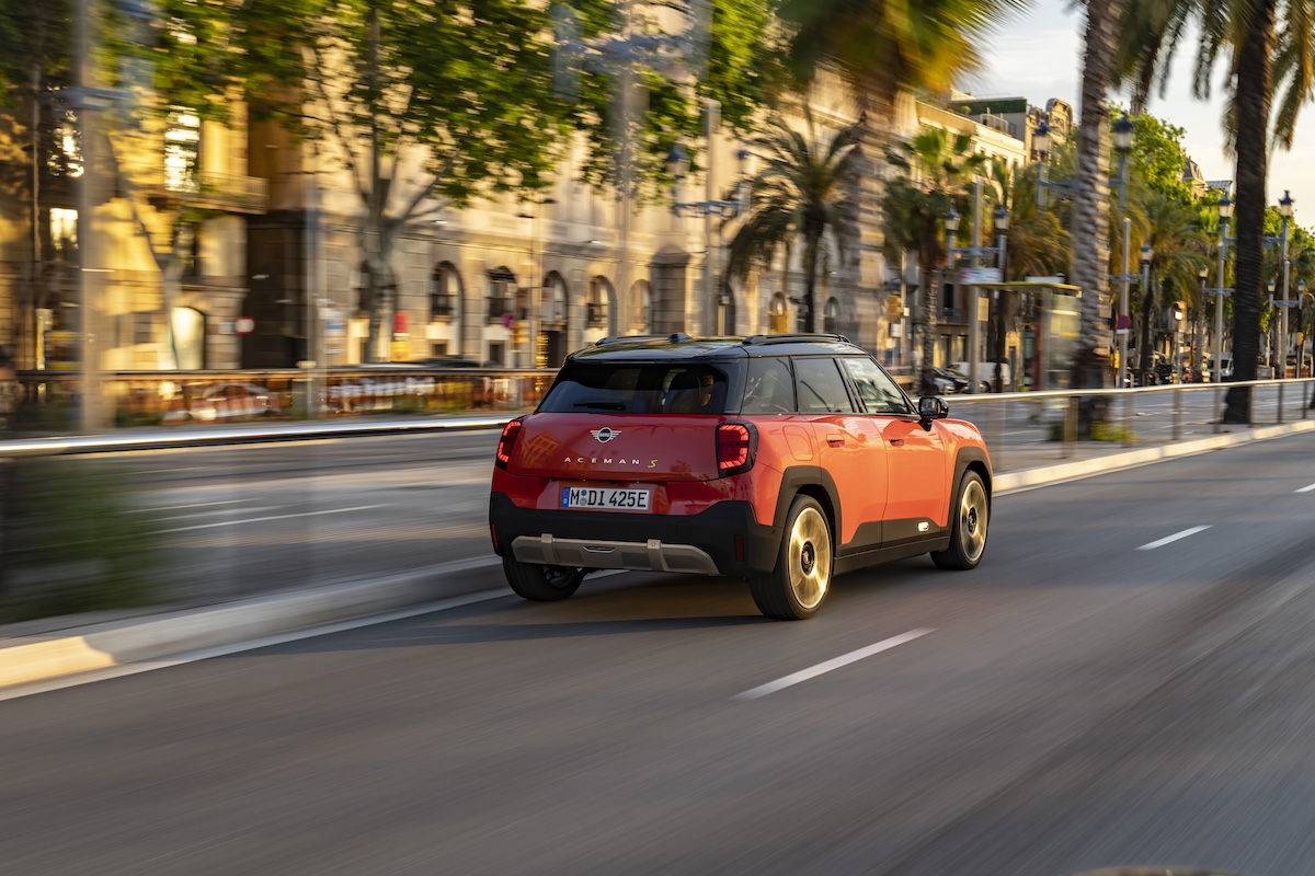 MINI presenta la Aceman SE Favoured: il futuro della mobilità elettrica