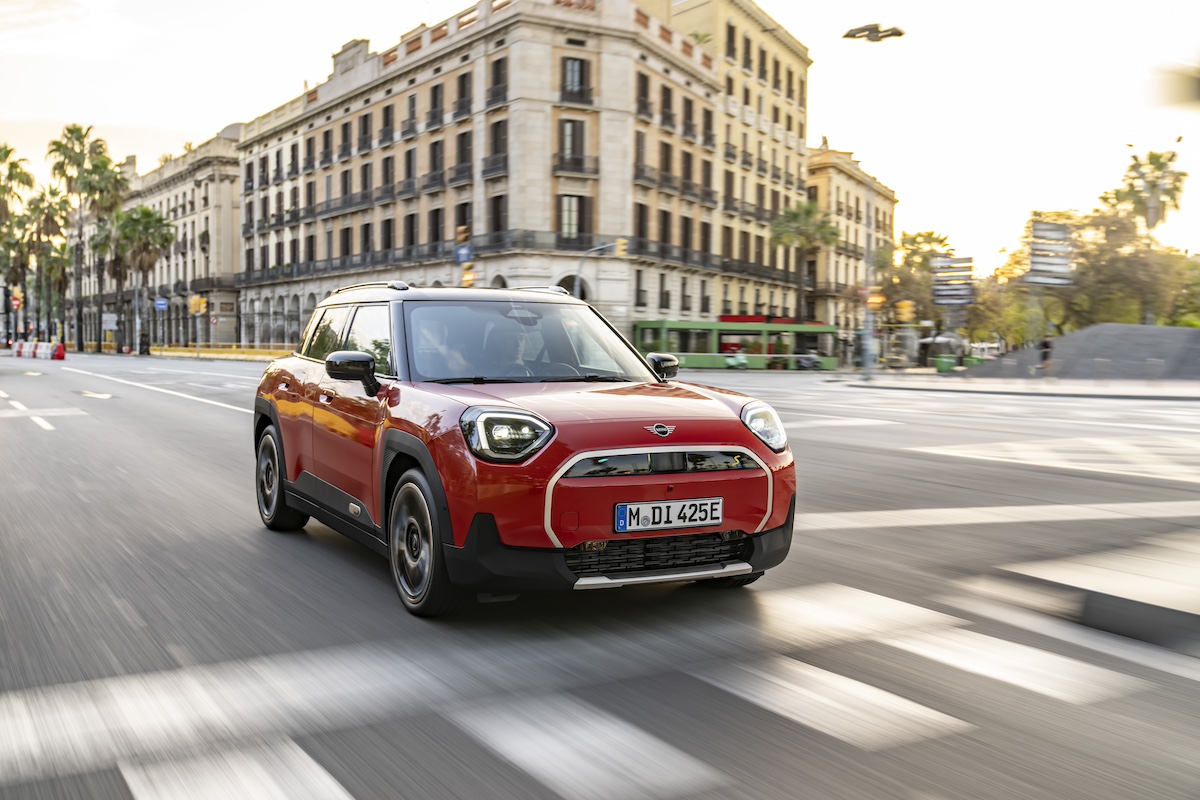 MINI presenta la Aceman SE Favoured: il futuro della mobilità elettrica