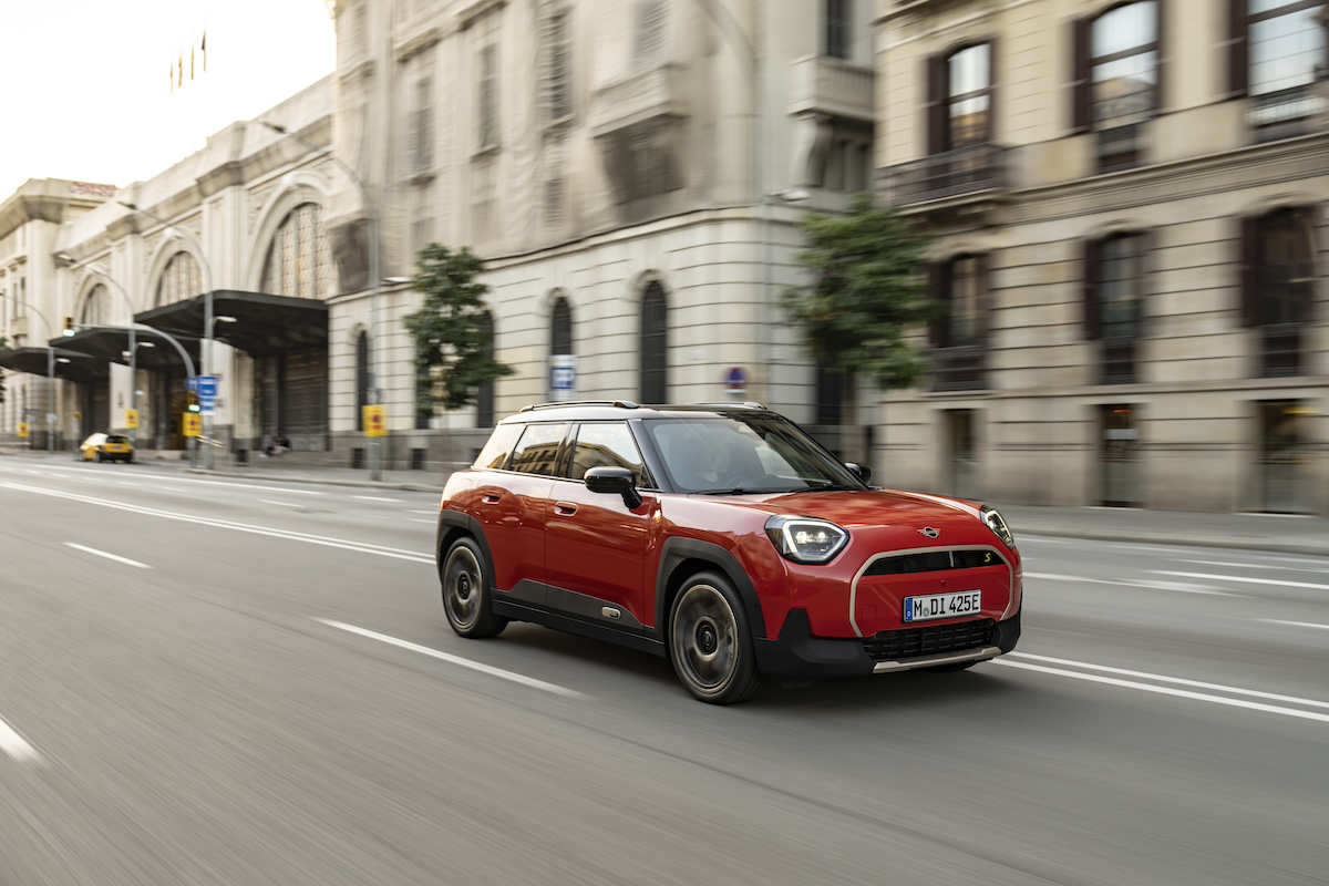 MINI presenta la Aceman SE Favoured: il futuro della mobilità elettrica