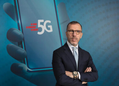 Tim cede la rete a Kkr per ridurre il debito e sogna di prendersi Poste Mobile