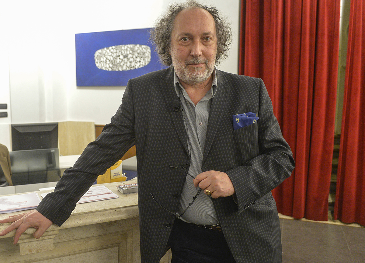 Premio Strega, finalisti vestiti da stilisti. Fulvio Abbate: “Suca forte” Premio Strega, finalisti vestiti da stilisti. Fulvio Abbate: “Suca forte”