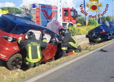 Lanuvio, terribile incidente frontale: a bordo una neonata e una bimba