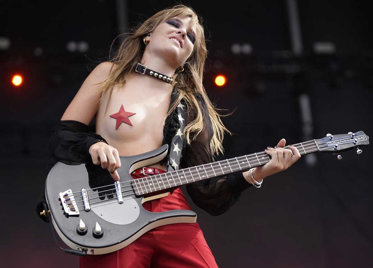 Victoria De Angelis dei Måneskin, spot Tim a tutto rock. “Don’t wanna sleep”