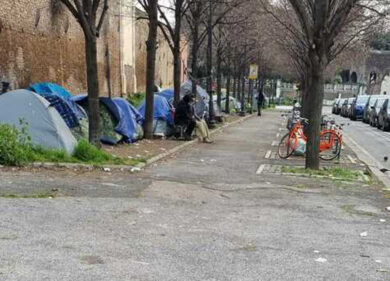 Benvenuti a Roma, escrementi e rifiuti nella tendopoli dei disperati a Termini