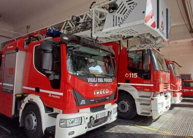 Morta una donna in un incendio a Livorno: ferito un vigile del fuoco