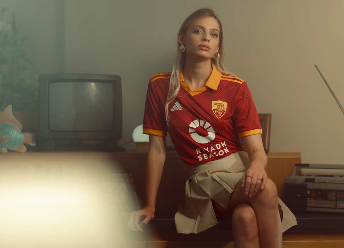 As Roma, bufera per la tuta: rimossa dal mercato. Sospeso il dirigente Adidas As Roma, bufera per la tuta: rimossa dal mercato. Sospeso il dirigente Adidas