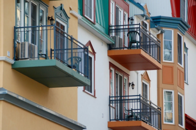 Eiacula dal balcone e colpisce una condomina: 42enne finisce in Tribunale
