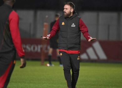 As Roma, la tuta dello scandalo. Rivolta dei tifosi: “Ha i colori della Lazio”