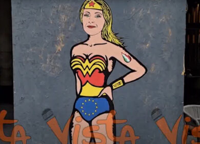 Meloni diventa Wonder Woman, il murale in slip dell’Europa e fiamma tricolore tatuata a Milano