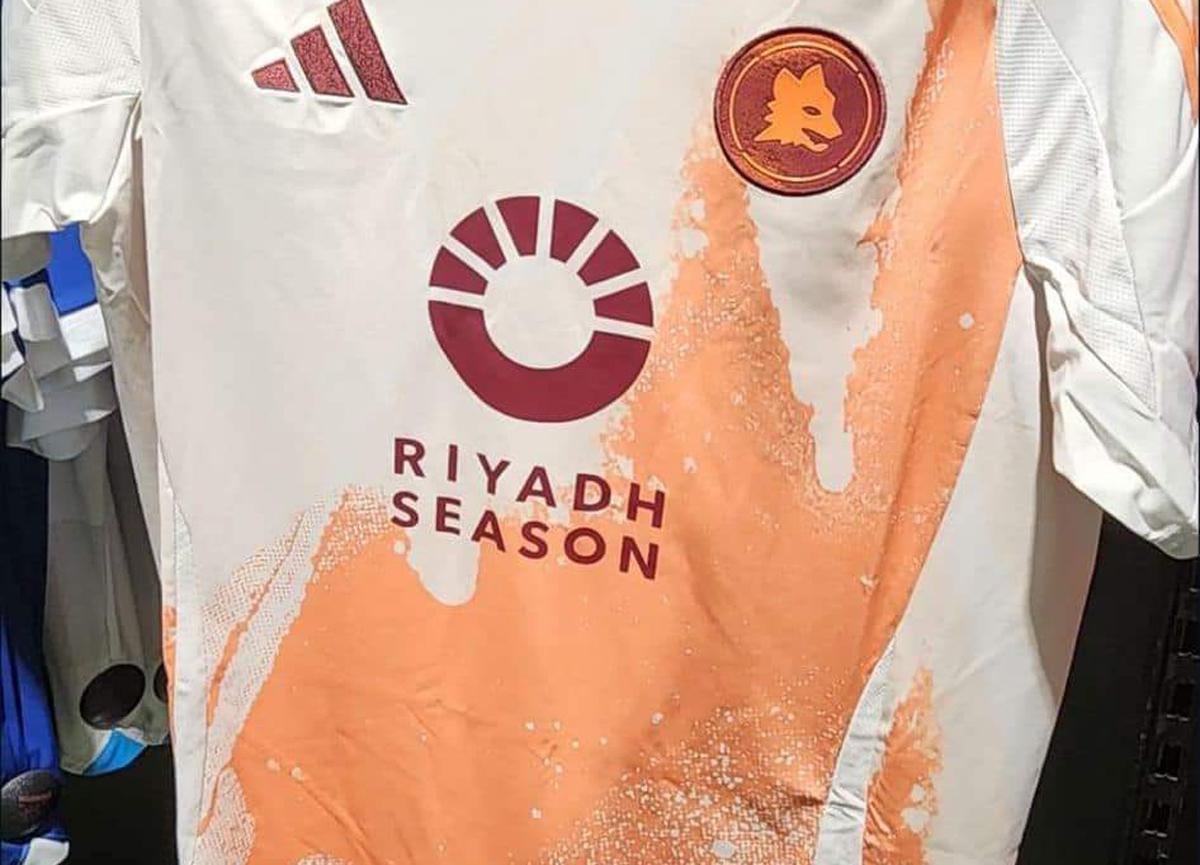 As Roma, la tuta dello scandalo. Rivolta dei tifosi: “Ha i colori della Lazio” As Roma, la tuta dello scandalo. Rivolta dei tifosi: “Ha i colori della Lazio”