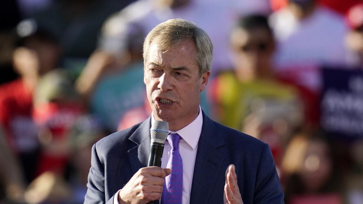 Regno Unito, Farage nella bufera per video online: accuse di sostegno a gruppi neonazisti Regno Unito, Farage nella bufera per video online: accuse di sostegno a gruppi neonazisti