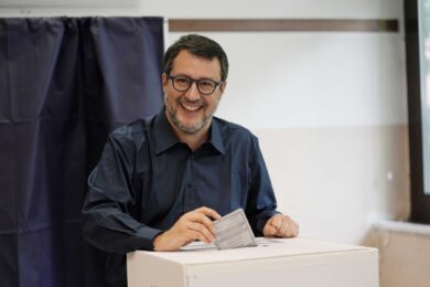 “In Italia dittatura della minoranza”. Salvini corregge e silura Mattarella