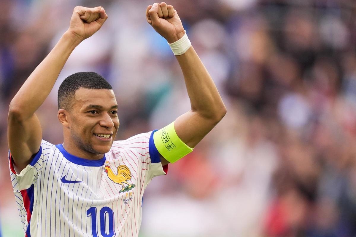Mbappé, nuovo appello anti-Le Pen: “Non lasciamo la Francia a quelli là” Mbappé, nuovo appello anti-Le Pen: “Non lasciamo la Francia a quelli là”