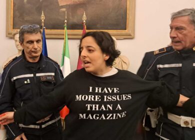 Bruciamo tutto, le femministe assaltano la Rai: vernice rossa sotto al cavallo